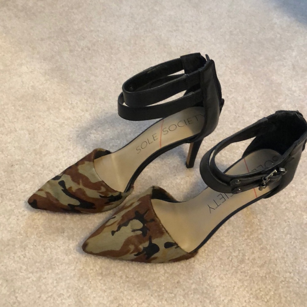 Camouflage pointed to strappy pumps